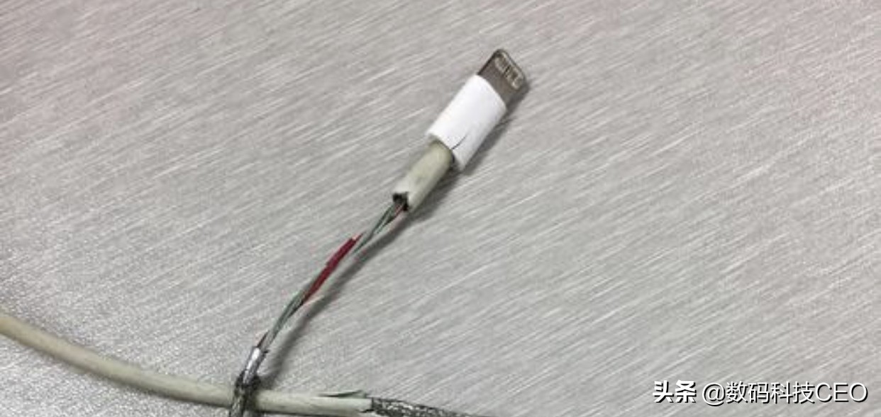 iphone充电口进水提示不允许充电,iphone12promax进水无法充电