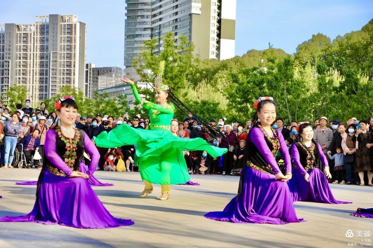 洛阳牡丹广场：*疆新**舞大联欢