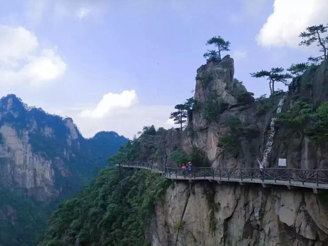 悬崖滑梯风景区,悬崖峭壁雪滑梯