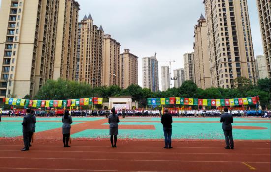 披着五彩盛装，唱响我的祖国，天府师大一中运动会，燃了