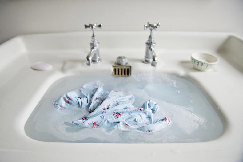 新衣服掉色掉毛怎么洗,新衣服洗了掉色的办法