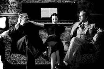 辛普森夫人最后回到王室了么,辛普森两任妻子