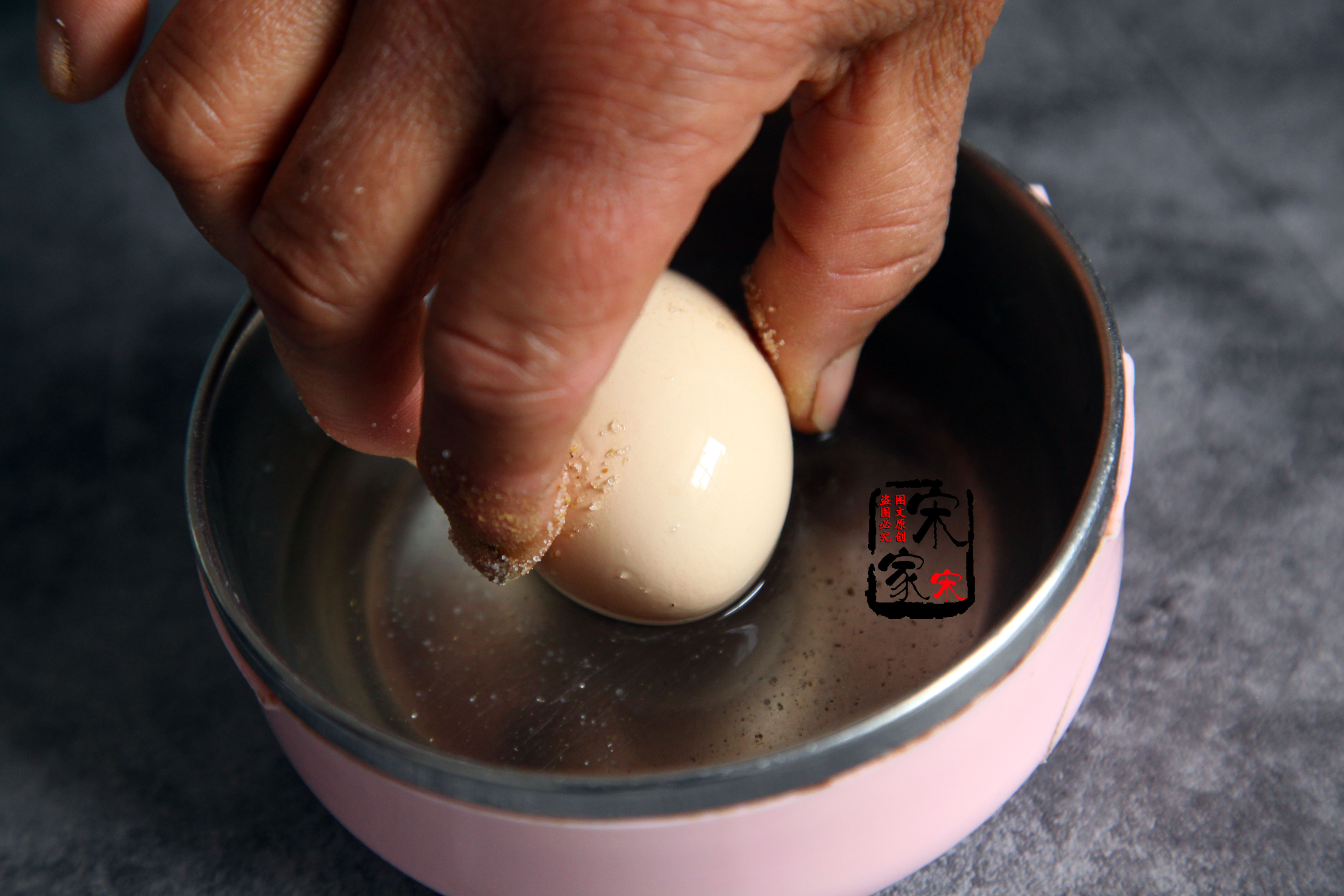 “煮料水”腌鸡蛋太咸！教你新方法，只需2步，腌出出沙流油蛋