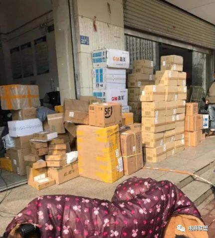 卖家：武汉*人用成品**店疫情期间保持发货解决湖北人“那方面”需求