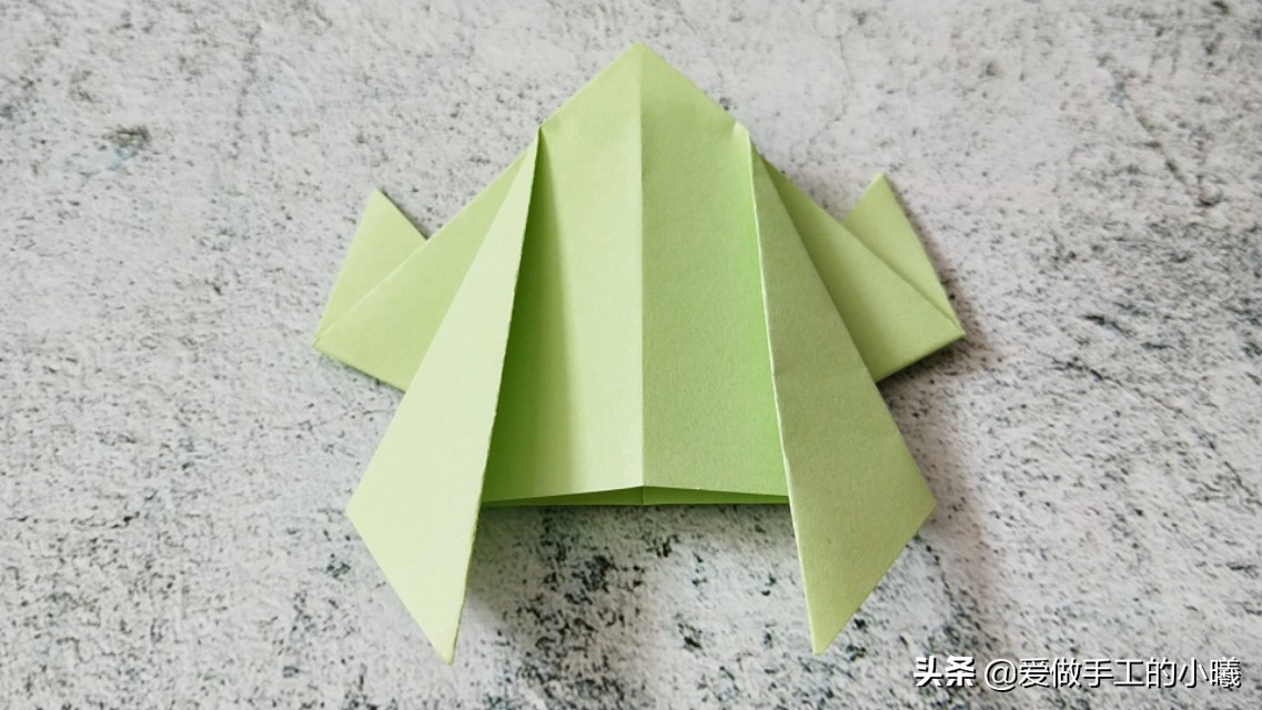 青蛙折纸能跳100米又好看又简单,会动的青蛙折纸图解