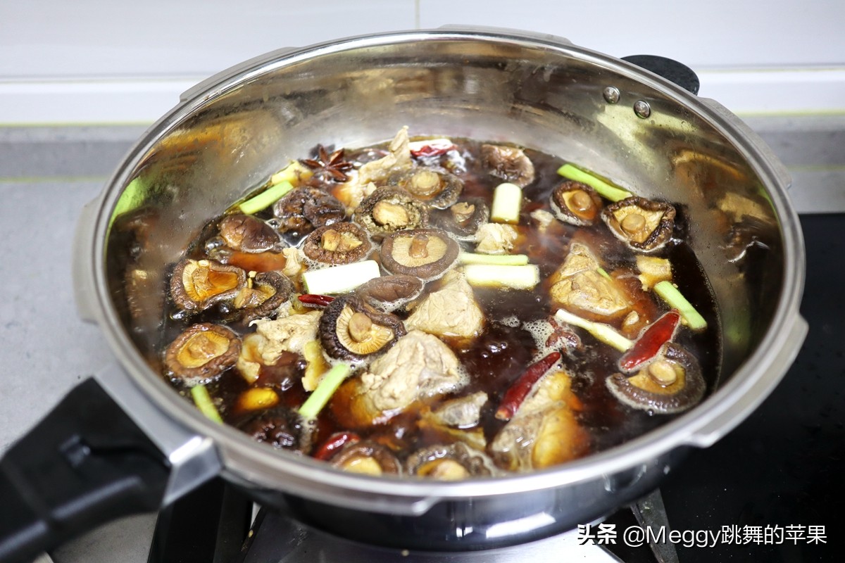 降温了，用15分钟炖锅骨肉相连，比排骨实惠，比棒骨香，全家解馋