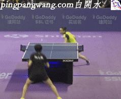 对付发球不抛球的人,马琳还有个标志性的侧身爆冲技术