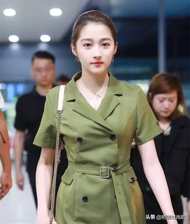 周洁琼短裙穿搭,周洁琼黑色裙子黑长筒鞋