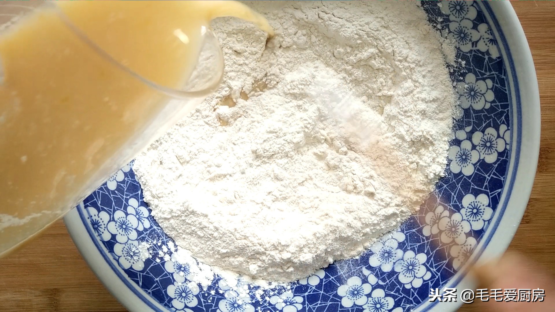 教你炸油条香甜酥脆不发硬,手把手教你在家炸油条