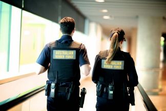 中国旅客被关小黑屋,6名中国人在澳洲被抓