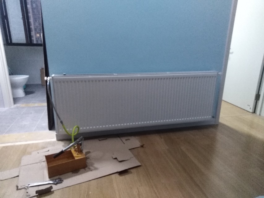 长沙装暖气片和地暖哪个好,长沙河西明装暖气片安装