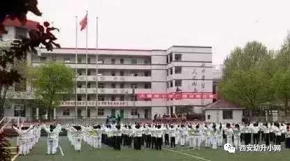 很多家长挤破头要去民办学校,西安家长挤破脑袋让孩子上的学校