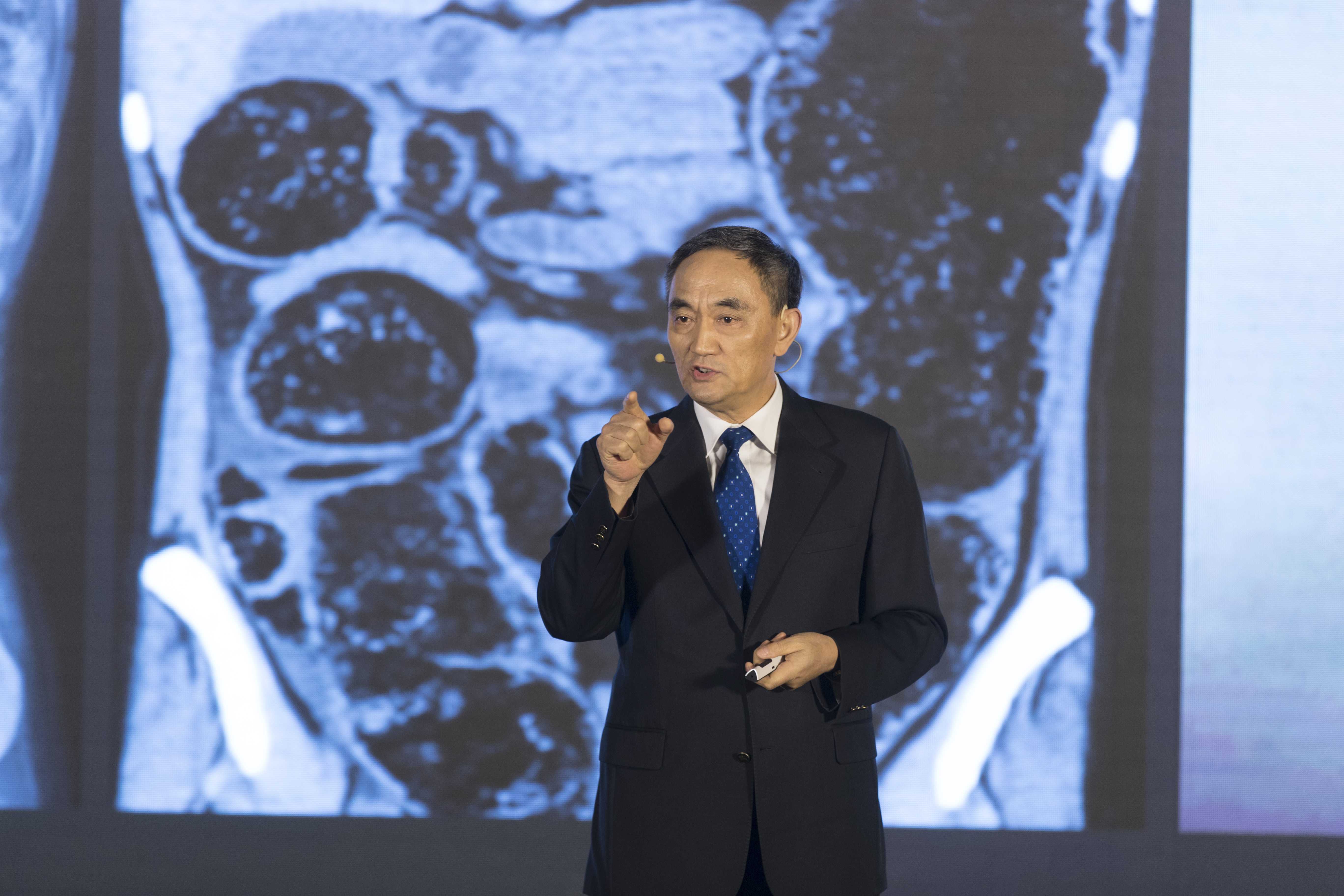 李宁奋斗历程英文版,李宁夜以继日