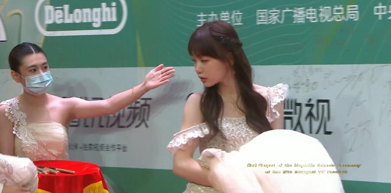 张小斐现在还跟着贾玲么,贾玲和张小斐合起来的样子