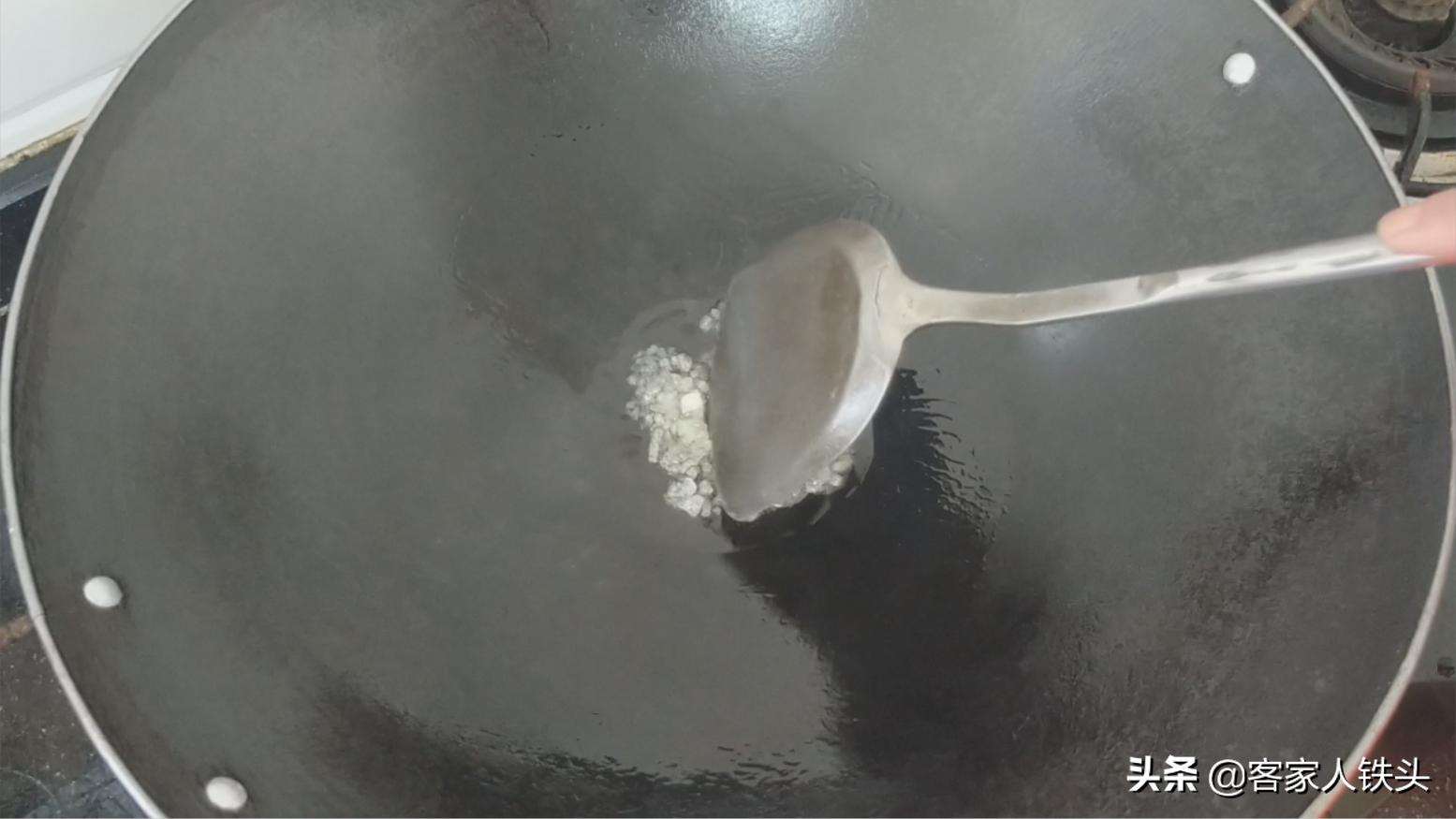 2节莲藕不煎不炸,这样做一锅,大人小孩抢着吃,营养好吃又下饭