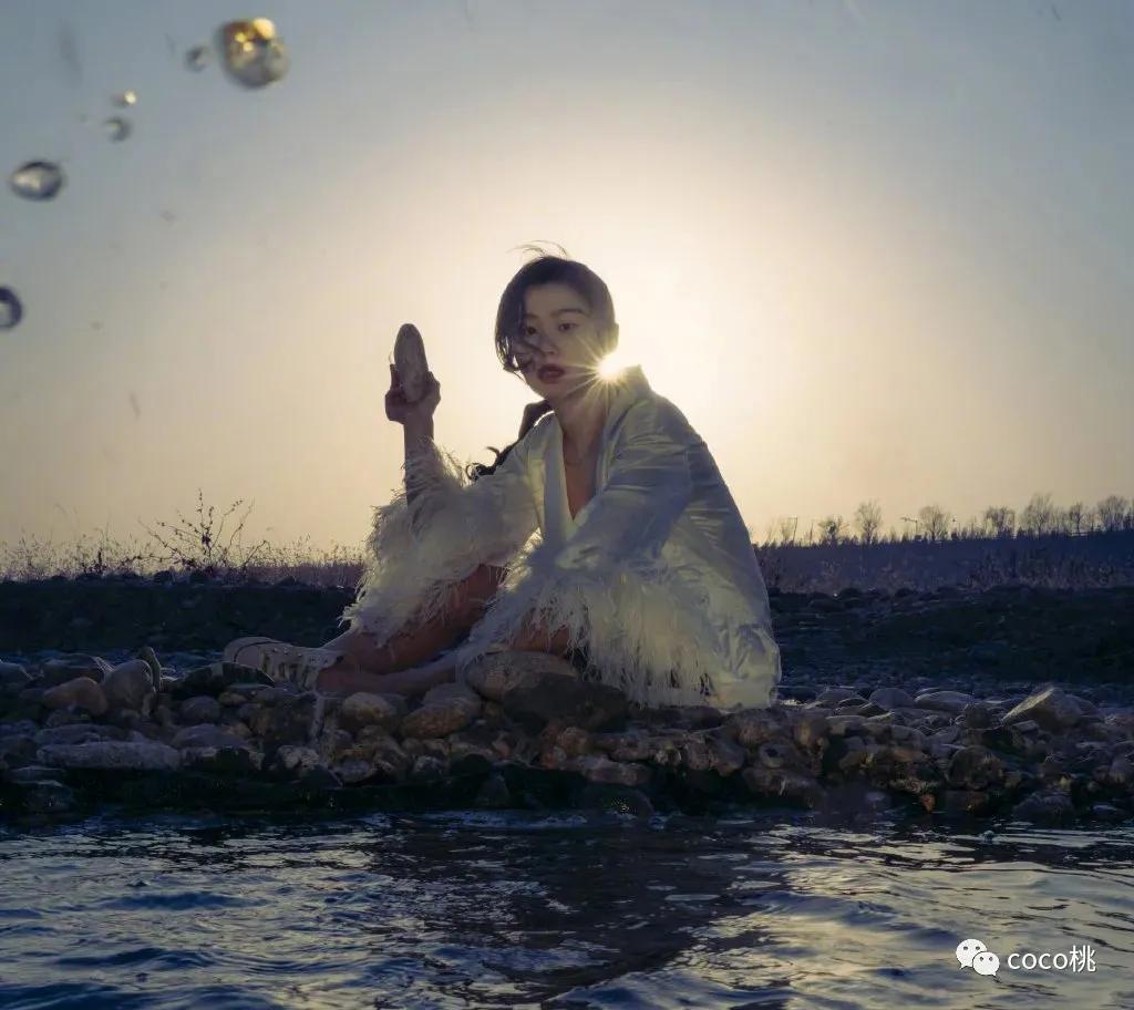 《男人装》的封面，拍的是越来越让人迷惑了