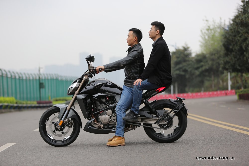 升仕310V试驾/多图：舒适好骑的运动太子车，标配ABS，全LED灯具