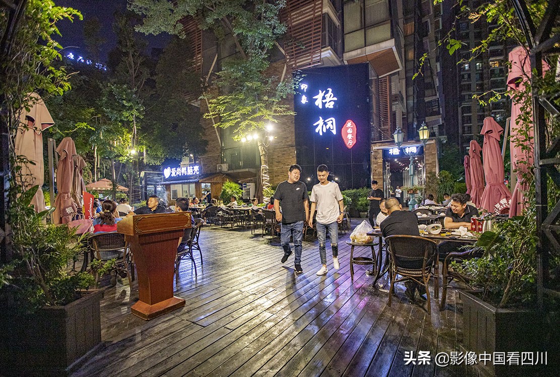 成都最美榕树街,成都鹭岛步行街商铺出售