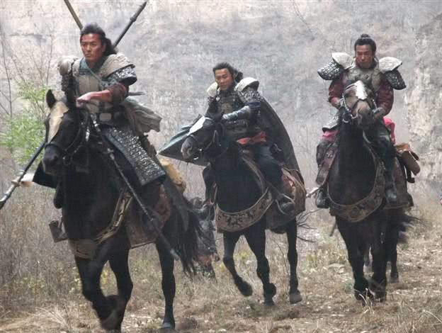 神秘的鱼俱罗,在正史中他因重瞳被忌杀,在评书中他曾刀劈李元霸