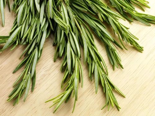 皮肤过敏干燥起皮紧绷护肤,敏感皮肤干的起皮用什么