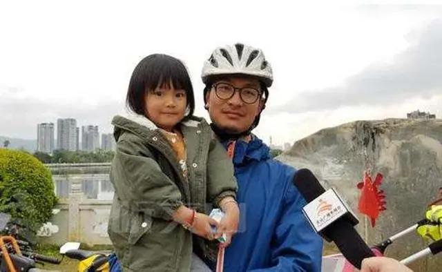 “这移动篮球架可还行？”爸爸又解锁了带娃新方式