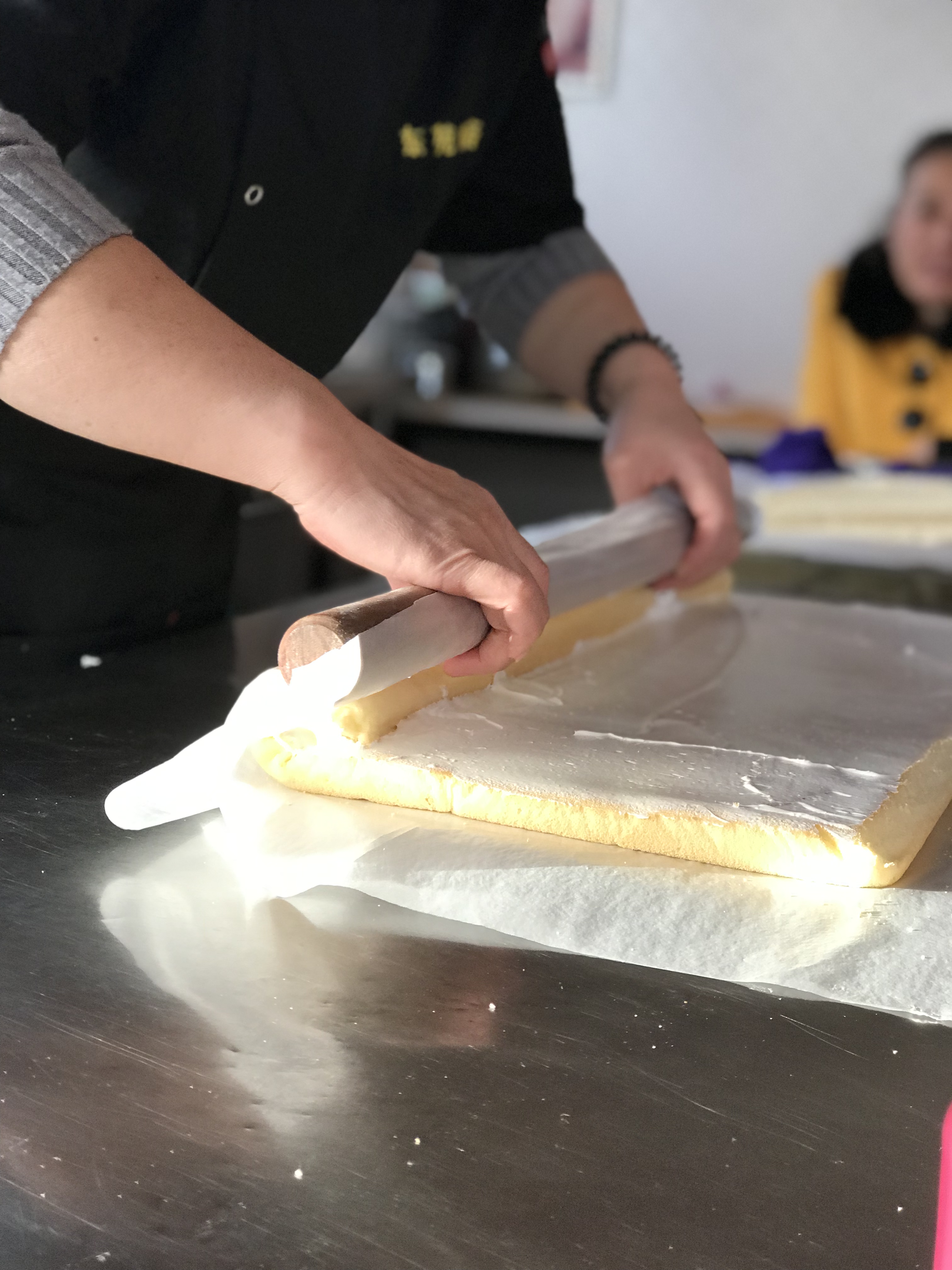 如何自制戚风蛋糕卷,草莓酱戚风蛋糕卷做法烤箱