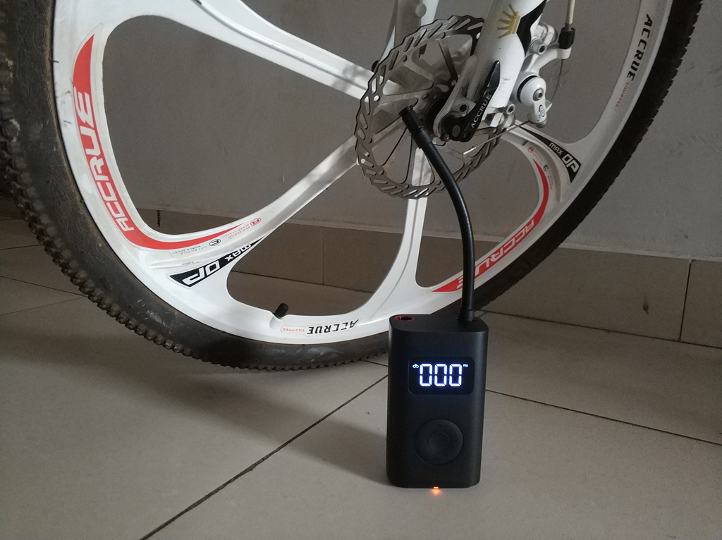 米家充电宝给公路车打气,米家车胎充气