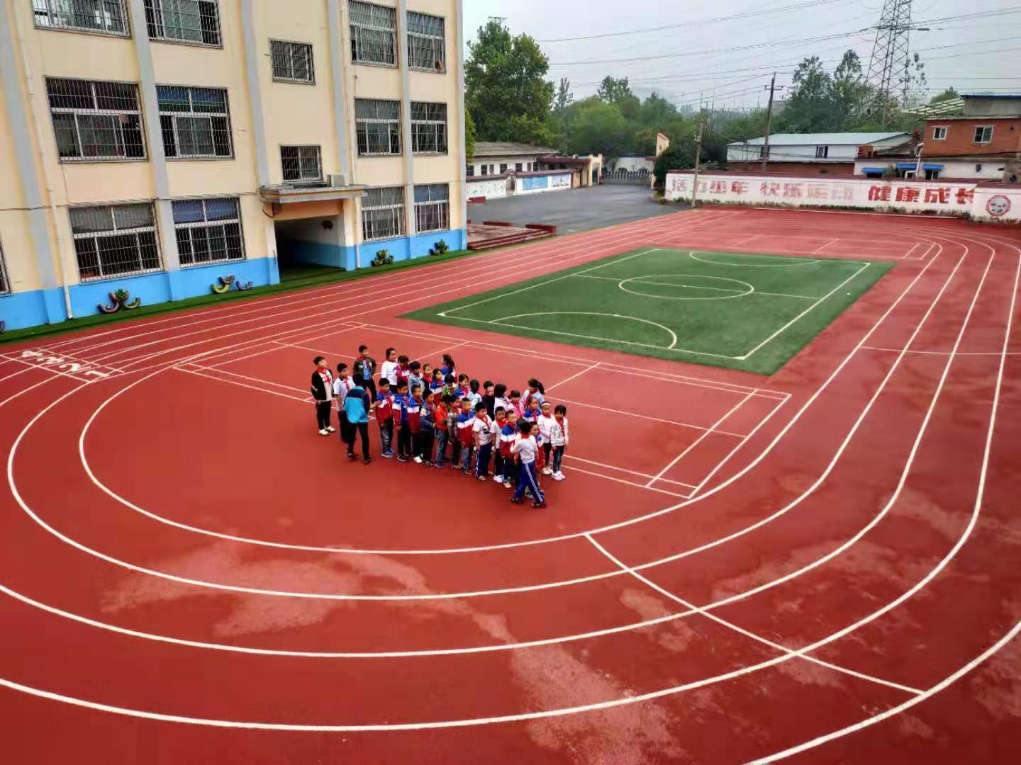 平桥区推进中小*运学**动场标准化建设，塑胶运动场比例达70%