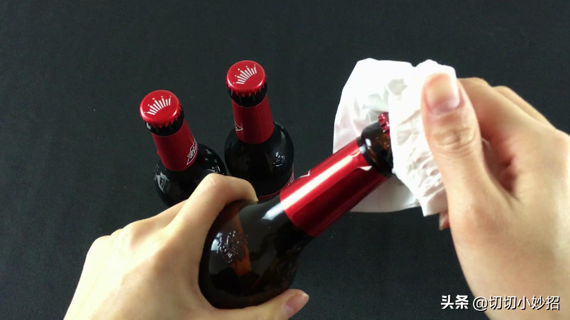 女生也能轻松拧开啤酒瓶盖的方法，单手不费力，真实用