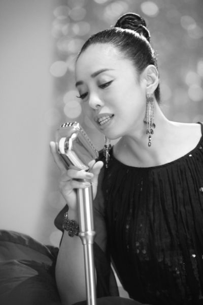 她出道三十三年才封天后，今参加节目颠覆创新被吐槽：是个疯子