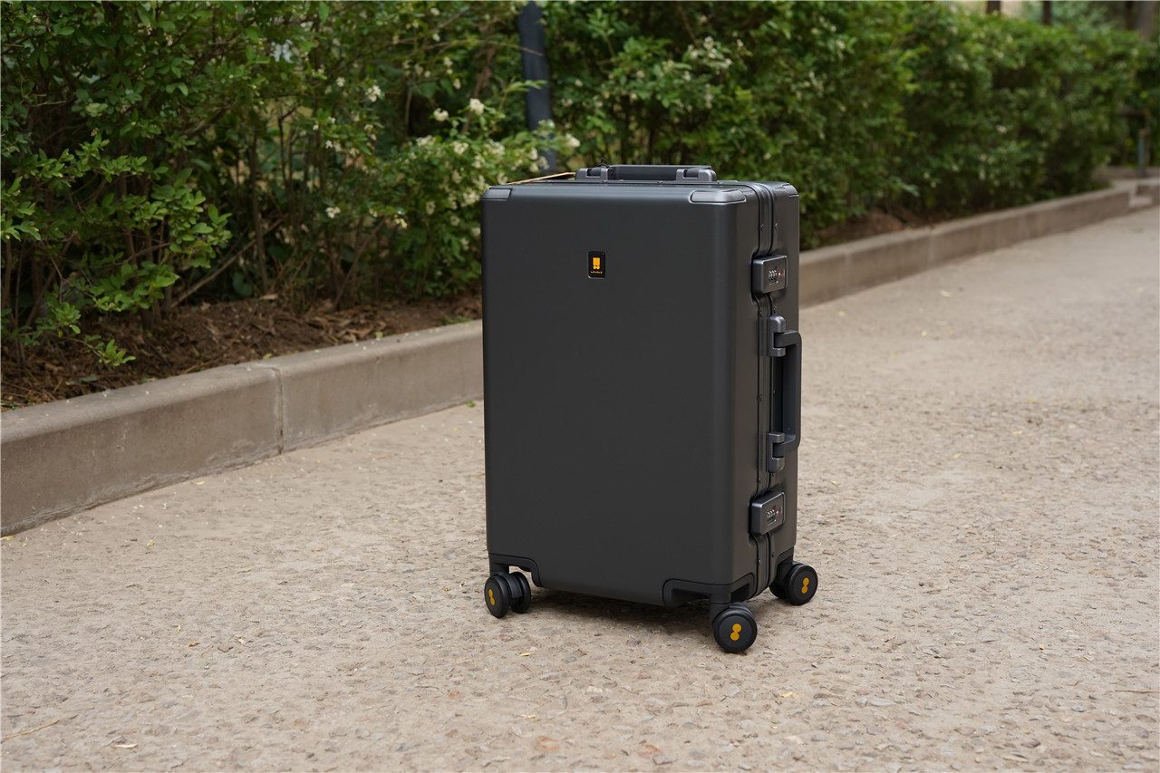 地平线8号行李箱24寸能装多少东西,行李箱推荐地平线8号