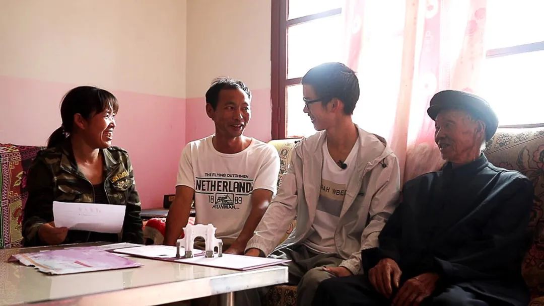 7岁女童案板下学习一个月走红,湖北7岁女孩躲菜市场案板下上课