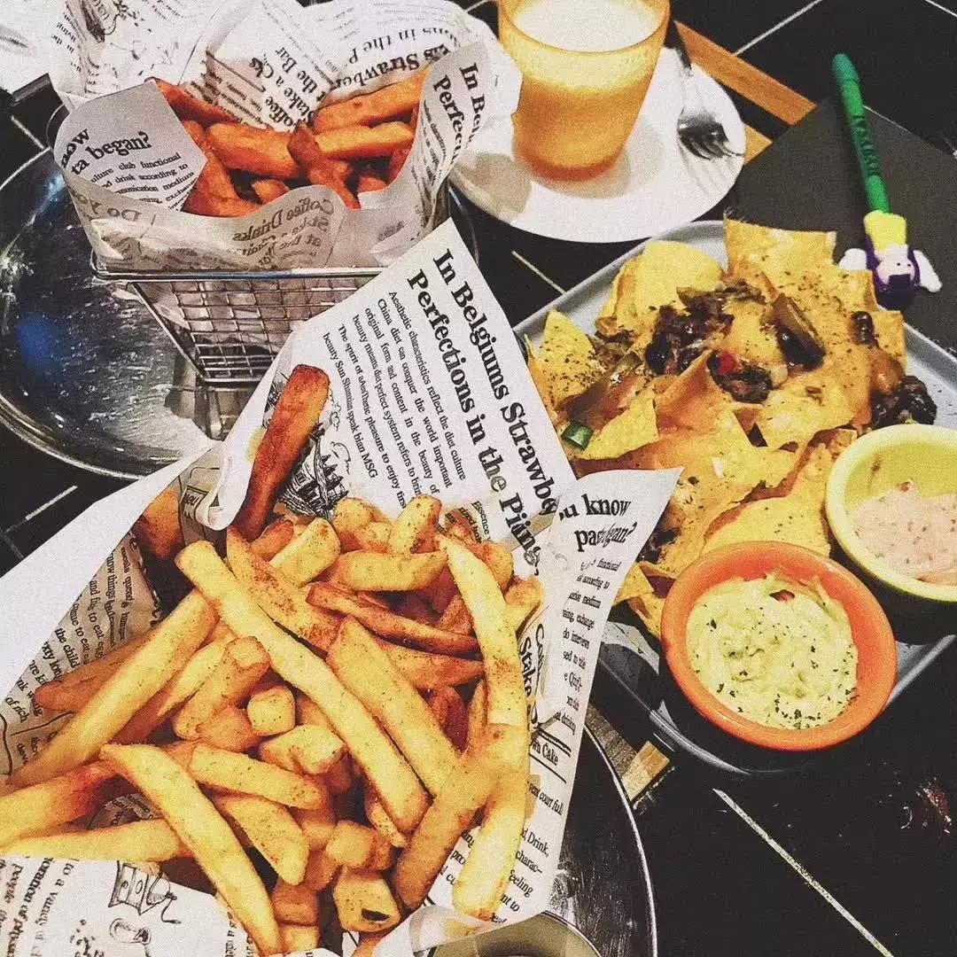 广州爆火的韩国年糕火锅 (韩国美食一条街部队火锅)