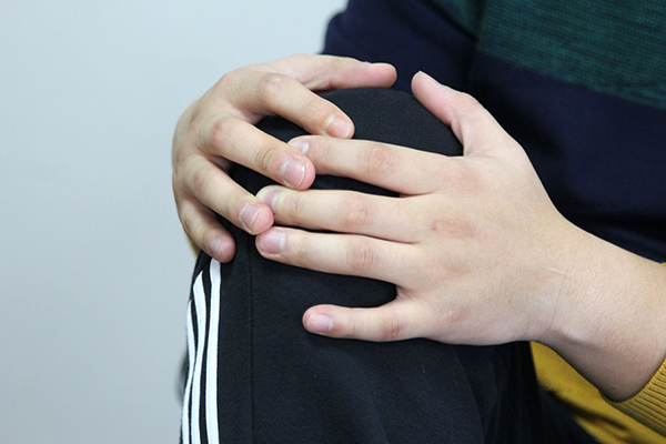 脚膝盖关节咔咔响什么原因引起的,13岁的小孩膝盖咔咔响是什么原因