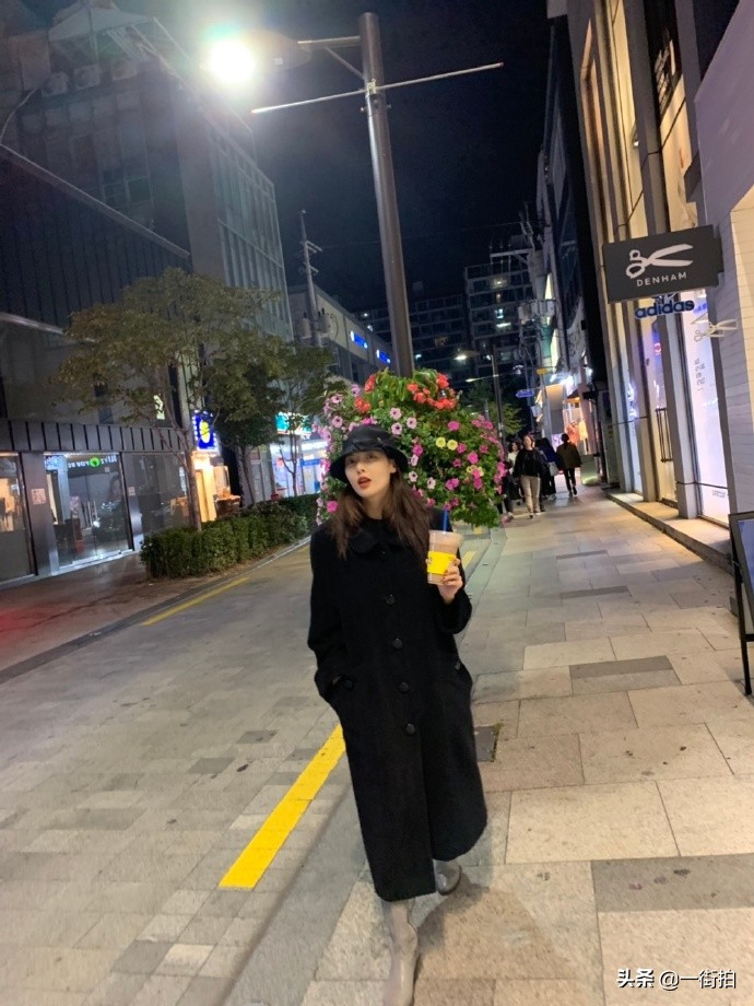 金泫雅蓝色碎花包臀裙 (金泫雅穿粉红色碎花裙)