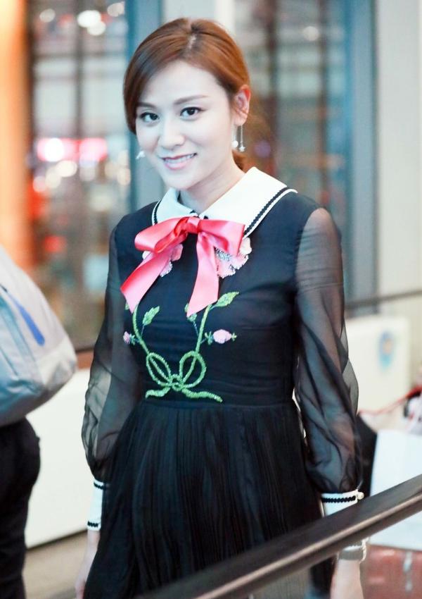 叶一茜穿缎面裙,叶一茜的穿搭还挺清凉的