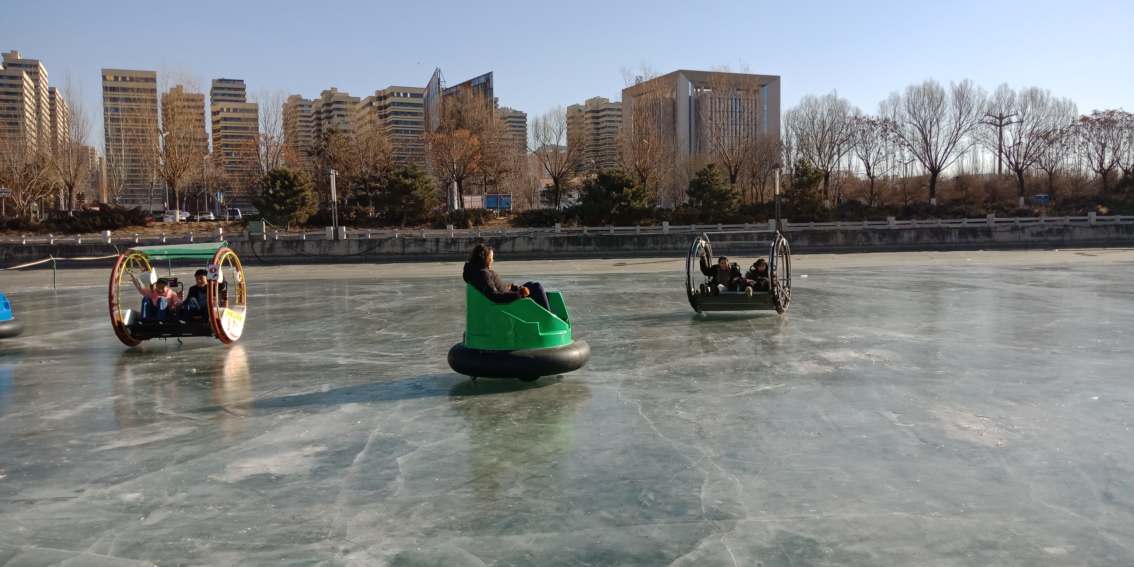 大寒节气习俗冰嬉,数九寒冬冰上跑