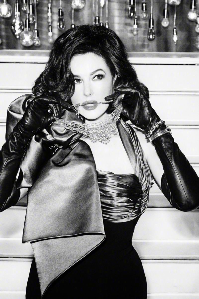 56岁莫妮卡贝鲁奇仍是女神,身材绝美发量惊人,网友:地球球花