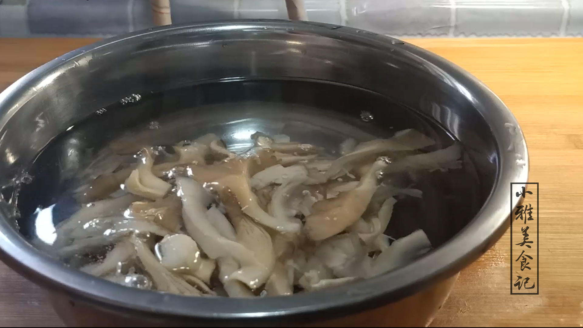 蘑菇要不要烫一烫再炒,蘑菇一定要焯水吗