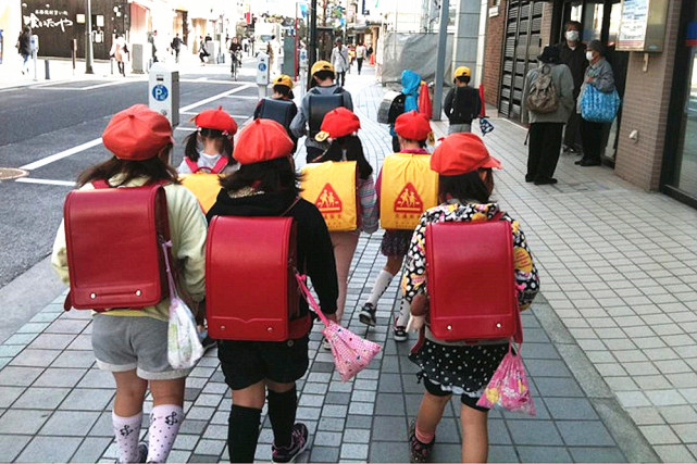 在日本接送孩子上下学,日本让孩子上下学