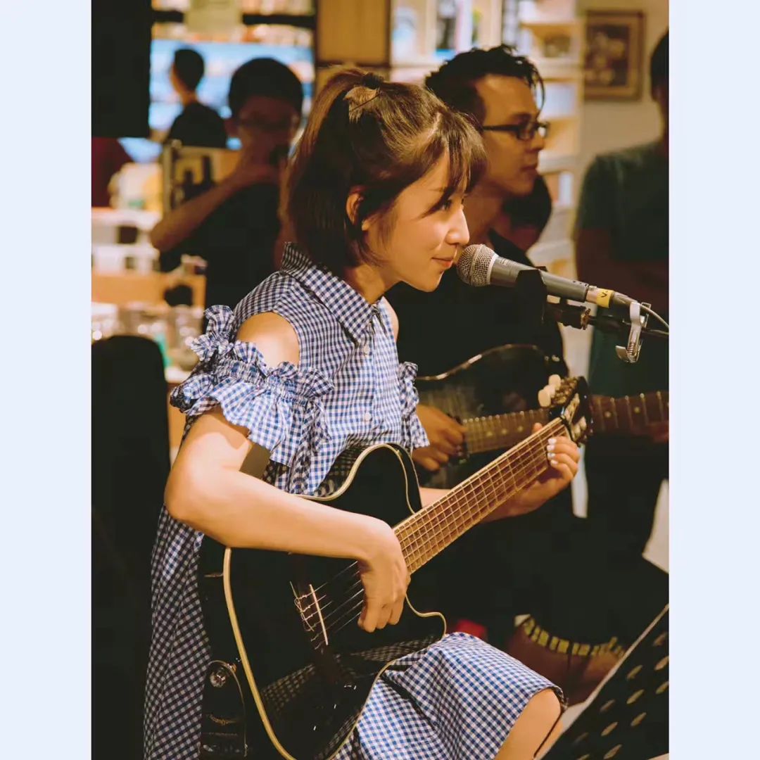 会弹钢琴的人有多幸福,会弹吉他的人是不是遍地都是