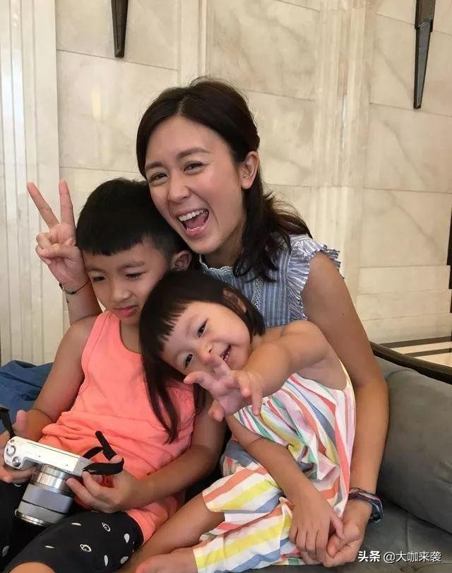 唐宁和张国荣合影,张国荣和周润发年纪