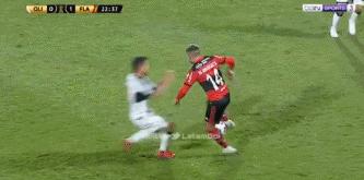 恐怖慎入！南美球员遭插眼倒地昏迷+抽搐10分钟