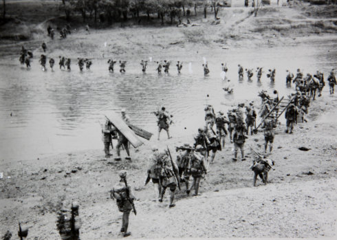 *世友许**被难住14天没打下县城，小班长一根竹竿一个滑轮，一天拿下