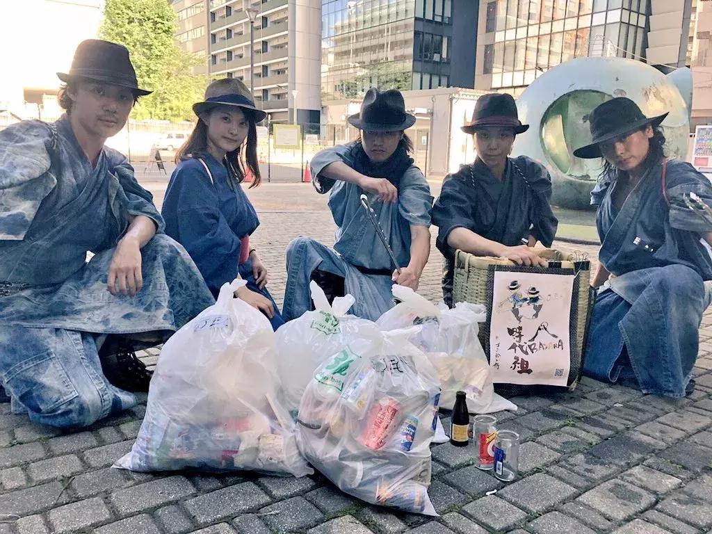 日本街头惊现捡垃圾天团，又酷又中二，网友：我也就看了十几遍吧