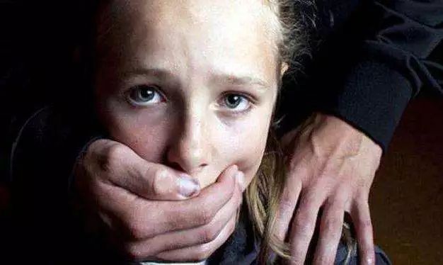 “我是你父亲，可以亲你、摸你全身，这不是猥亵！”激怒广大网友