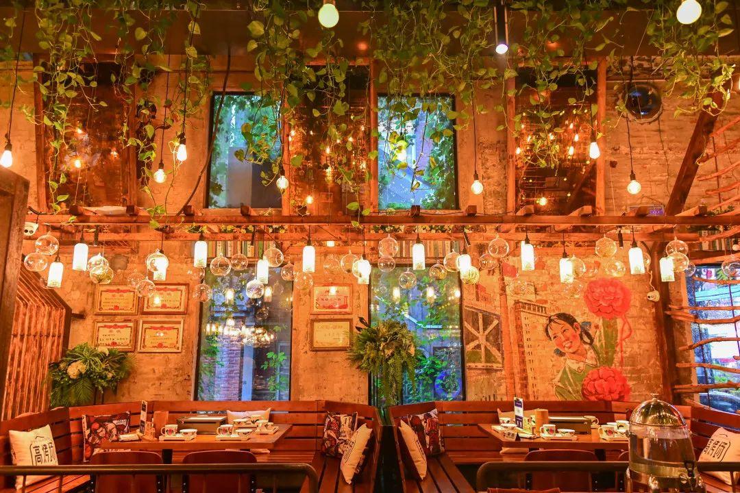 人气爆红的烧烤场，藏在了650㎡的校园课室里