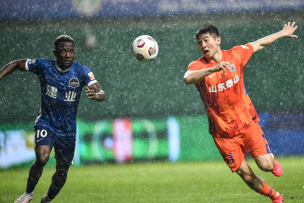 复盘：1-1背后是战术失败，中场拥挤+单前锋成郝伟最大败笔