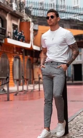 夏天男生t恤要宽松好还是修身好,男短袖t恤衣长到哪里好看