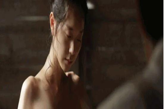 女子为艺术献身全裸出镜,身材火热